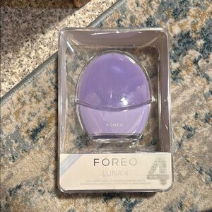 Foreo Luna 4 Facial Cleansing Device in Purple